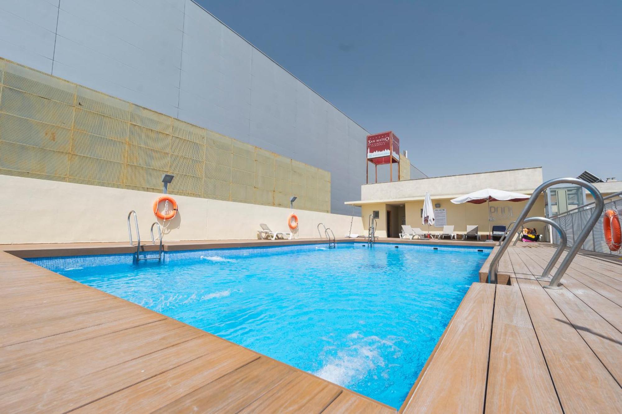 Aticos Lux Sevilla Piscina Parking * Bormujos